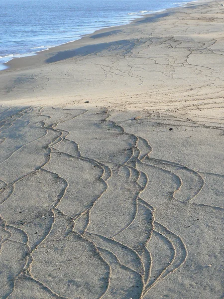 Beach dalga sonra geride desenleri ile. Baltık Denizi