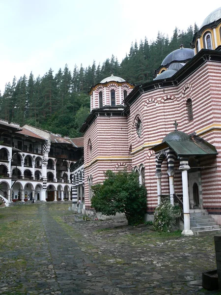 Mosteiro de Rila nas montanhas. Colunas e arquitetura. Lugar turístico na Bulgária . — Fotografia de Stock