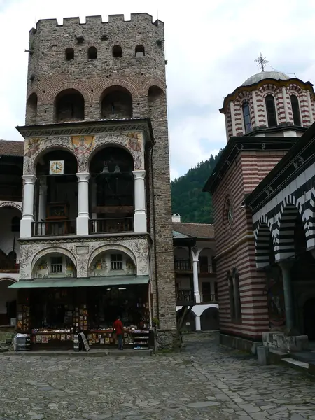 Mosteiro de Rila nas montanhas. Colunas e arquitetura. Lugar turístico na Bulgária . — Fotografia de Stock