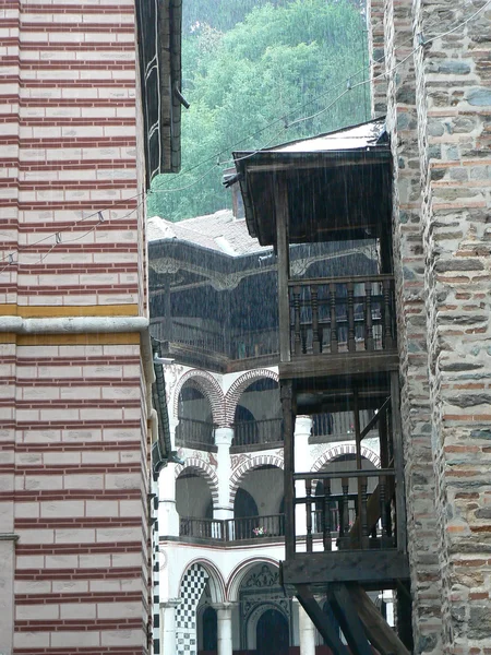 Mosteiro de Rila nas montanhas. Colunas e arquitetura. Lugar turístico na Bulgária . — Fotografia de Stock