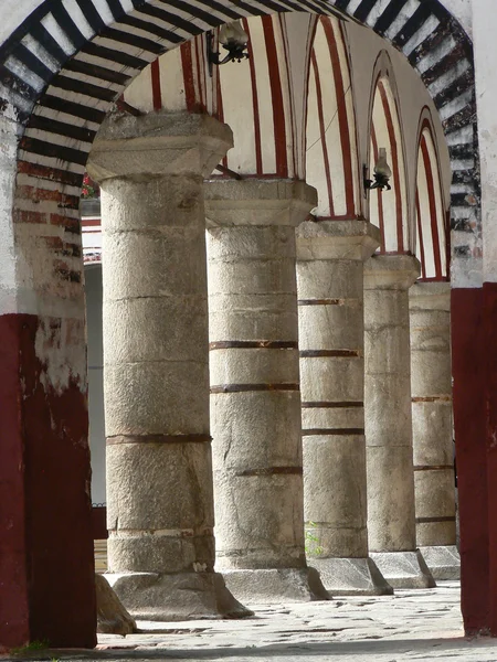 Monastère de Rila dans les montagnes. Colonnes et architecture. Lieu touristique en Bulgarie . — Photo