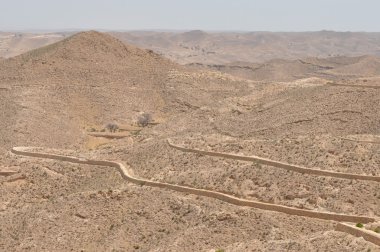Matmata, ıssız tepeler. Çakıl çöl zavallı bitki örtüsü ile.