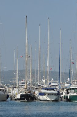 Liman ile Tunus Yelkenli tekne palamarla