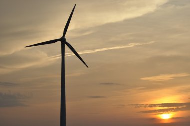 Yel değirmeni, yeşil enerji üretimi. Kanatları ile gemi direkleri