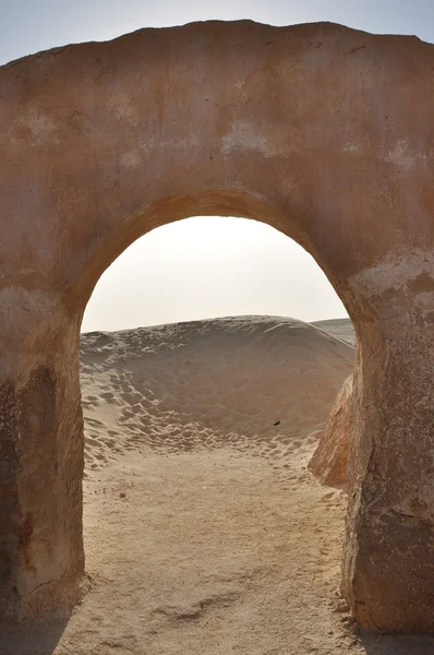 Puerta que se abre al desierto. Sahara en Túnez. La ciudad de Star Wars. lugar turístico — Foto de Stock