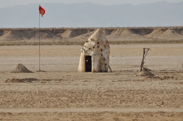 Vartiotorni aavikolla. Sahara Etelä-Tunisiassa. Yksityisyys ja turvallisuus. Matkailualue — kuvapankkivalokuva