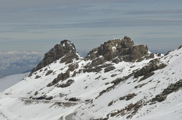 Горы Сьерра-Невада на юге Испании, недалеко от Прадольяно. Снежные вершины . — стоковое фото