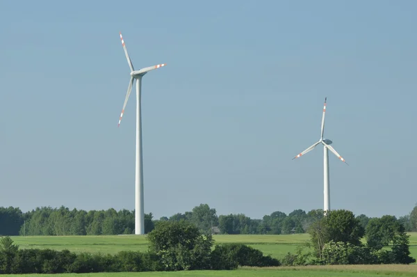 Molino de viento, producción de energía verde. Mástiles con cuchillas —  Fotos de Stock