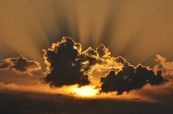 Sol atrás das nuvens, nascer do sol — Fotografia de Stock