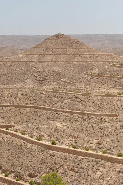 Alrededor de Matmata, colinas desiertas. Desierto de guijarros con vegetación pobre . — Foto de Stock