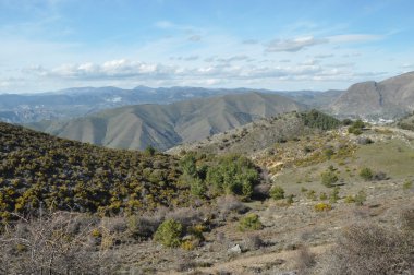 Sierra Nevada dağlarında Pradollano yakınındaki Güney İspanya. Karla kaplı tepeler.