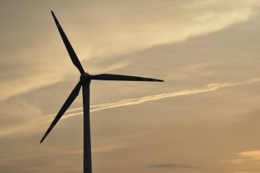 Yel değirmeni, yeşil enerji üretimi. Kanatları ile gemi direkleri