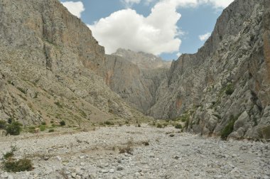 Toros Dağları. Türkiye. Dik kayalıklarla ve gorge. Karla kaplı tepeler.