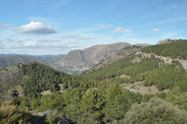 Sierra Nevada bergen in Zuid-Spanje, in de buurt van Pradollano. Besneeuwde pieken. — Stockfoto