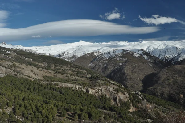 Sierra Nevada dağlarında Pradollano yakınındaki Güney İspanya. Karla kaplı tepeler.