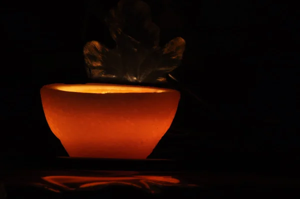 Λαμπτήρα, κερί που λάμπει στο σκοτάδι. Challis φλόγα. Εικαστική σύνθεση. Φωτισμός. — Φωτογραφία Αρχείου