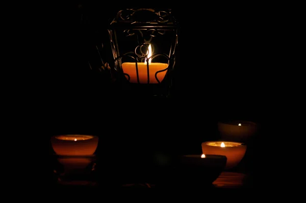 Лампа, свечи сияют в темноте. Пламя Чаллиса. Художественная композиция. Освещение . — стоковое фото