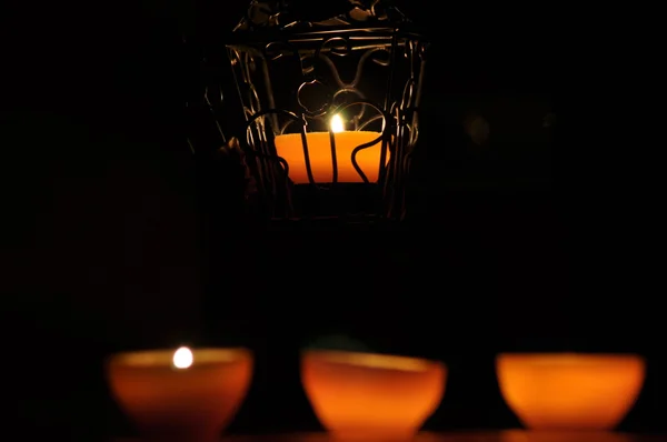 Lâmpada, vela a brilhar na escuridão. Chama de desafio. Composição artística. Iluminação . — Fotografia de Stock