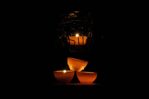 Lamp, kaars schijnt in de duisternis. Challis vlam. Artistieke samenstelling. Verlichting. — Stockfoto