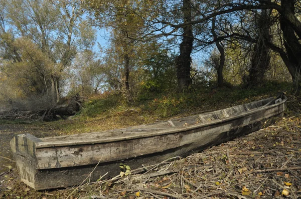 Barco de madeira atracado na costa. Um dia de outono — Fotografia de Stock