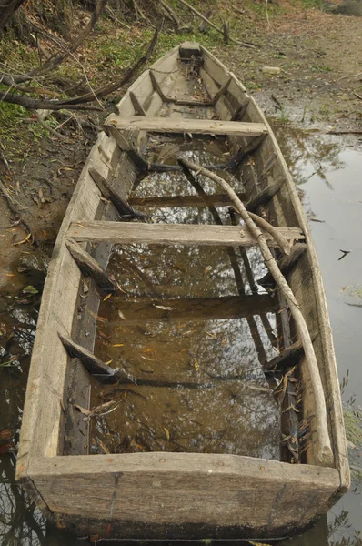 Ahşap tekne kıyıda palamarla. Bir sonbahar günü