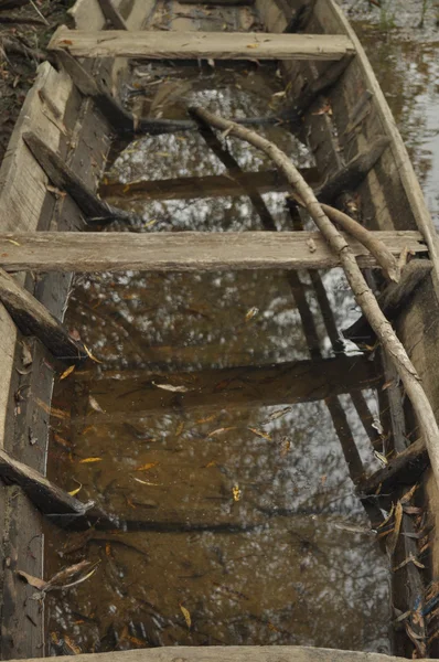 Barco de madera amarrado en la orilla. Un día de otoño — Foto de Stock