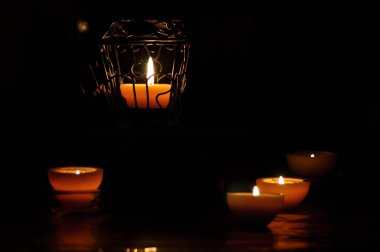 Lamba, mum karanlıkta parlayan. Challis alev. Sanatsal kompozisyon. Aydınlatma.