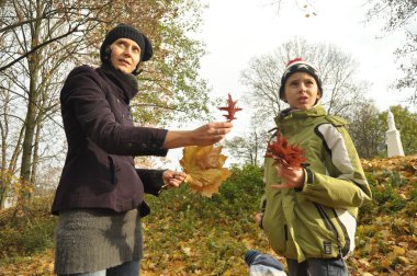 Aile, anne kızı ve oğlu parkta bir gezi ile