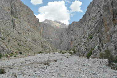 Toros Dağları. Türkiye. Dik kayalıklarla ve gorge. Karla kaplı tepeler.