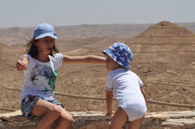 Aile Tunus'ta bir yürüyüşe. Çocuklar. atlamalarla eğlenceli. Afrika,