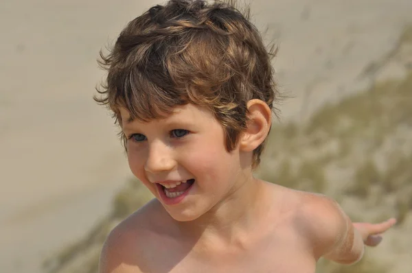 小さな男の子の肖像画。巻き毛の子 — ストック写真