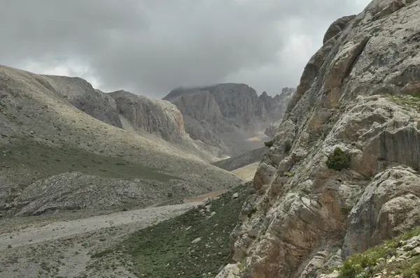 Les monts Taurus. La Turquie. Falaises escarpées et gorge. Pics enneigés . — Photo