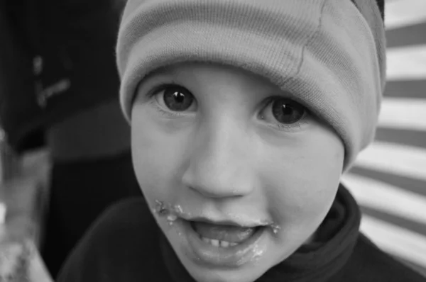 Portret van een jongetje. Een kind met krullend haar — Stockfoto