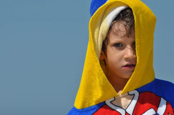 Der Junge, ein Kind mit Handtuch und Kapuze am Strand — Stockfoto
