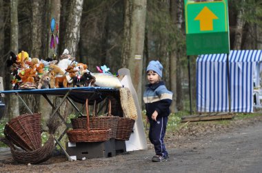 Bir oyuncak durak izlerken bir çocuk. Hasır sepetleri, Bialowieza orman. Arzu nesnesi. Çocuk hayalleri.