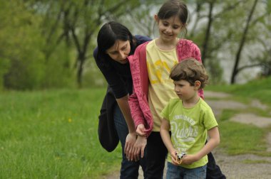 Aile bir yürüyüşe. Anne ve çocuk. Yürüyüş ve eğlenceli