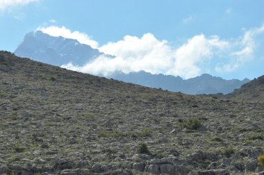 Toros Dağları. Türkiye. Dik kayalıklarla ve gorge. Karla kaplı tepeler.