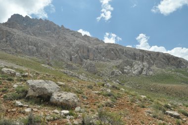 Toros Dağları. Türkiye. Dik kayalıklarla ve gorge. Karla kaplı tepeler.