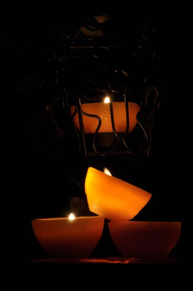 Lampada, candela che brilla nell'oscurità. Fiamma di Challis. Composizione artistica. Illuminazione . — Foto Stock