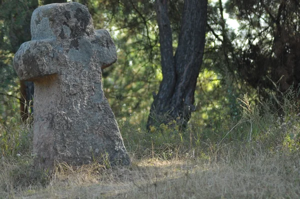 Marmurowy posąg kobiety zaczarowanej kamieniem. Legenda o czarach. Krzyż. — Zdjęcie stockowe