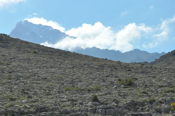 Taurus-gebergte. Turkije. Steile kliffen en kloof. Besneeuwde pieken. — Stockfoto