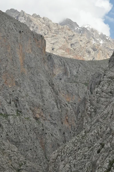 おうし座の山。トルコ。切り立った断崖と渓谷。雪をかぶった山. — ストック写真