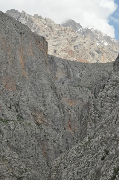 Montañas Tauro. Pavo. Acantilados empinados y garganta. Picos nevados . —  Fotos de Stock