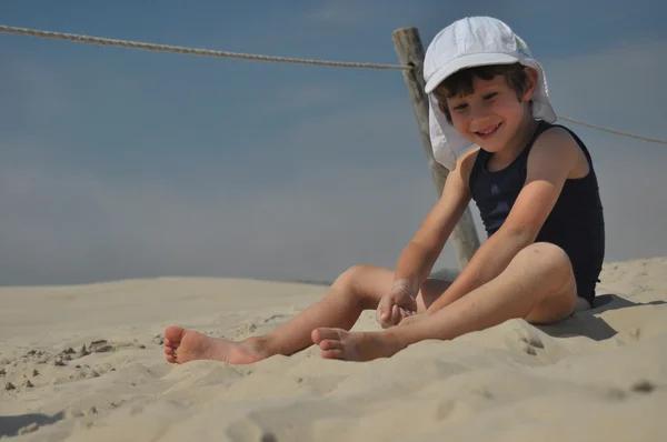 Il ragazzo sulle dune. Sabbia nel Parco Nazionale Slowinski, Turismo — Foto Stock