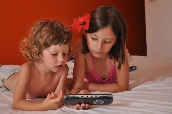 Kardeşler tatilde. Dinlenmek ve konsolda oyun.