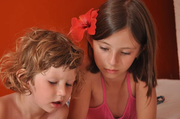 Kardeşler tatilde. Dinlenmek ve konsolda oyun.