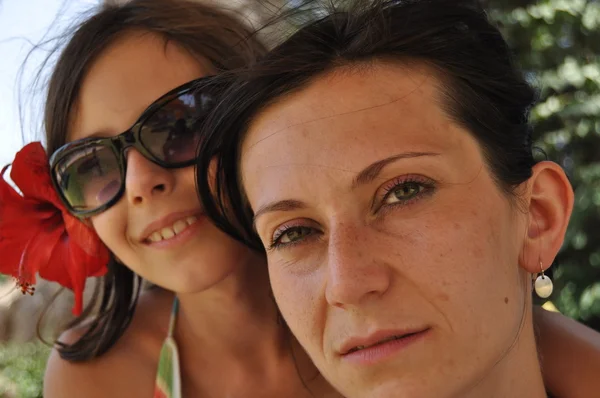 Anne ve kızı. Tatil tropikal. Tunus, seyahat.