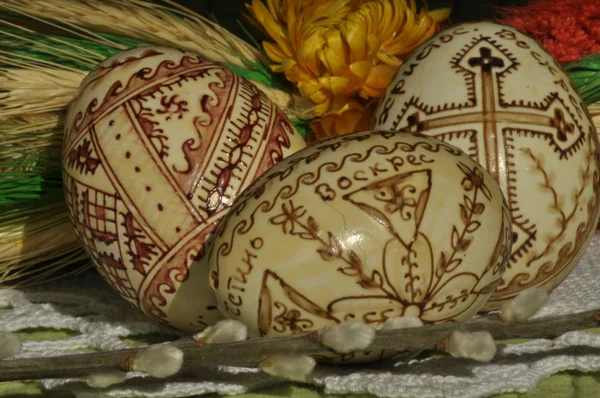 Pasqua. Simboli del Natale. Coniglio, pollo e uova. Ramoscello di salice . — Foto Stock