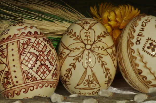 Pasqua. Simboli del Natale. Coniglio, pollo e uova. Ramoscello di salice . — Foto Stock