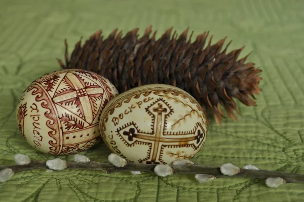 Pasqua. Simboli del Natale. Coniglio, pollo e uova. Ramoscello di salice . — Foto Stock